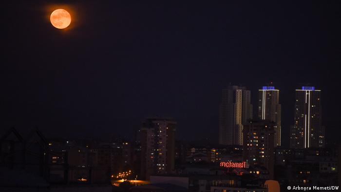 (Фото) Крвава месечина над Скопје