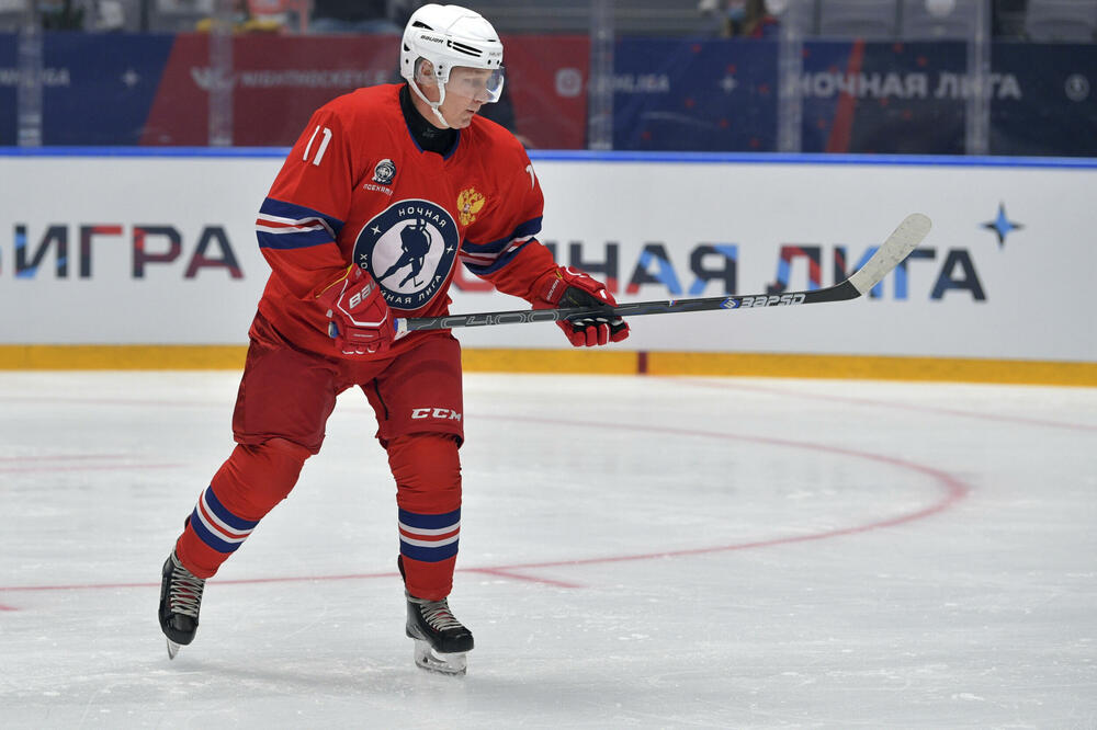 (Фото) Путин за првпат играше хокеј од почетокот на пандемијата, даваше и голови