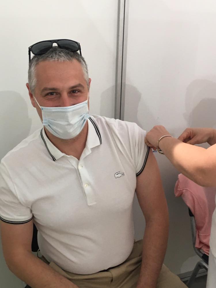 „Да ја победиме пандемијата“, рече ексминстерот за здравство Никола Тодоров откако ја прими вакцината