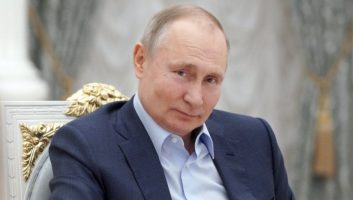 „Спутник“ е сигурен како „калашников“, вели Владимир Путин откако е одобрена „спутник лајт“ во една доза