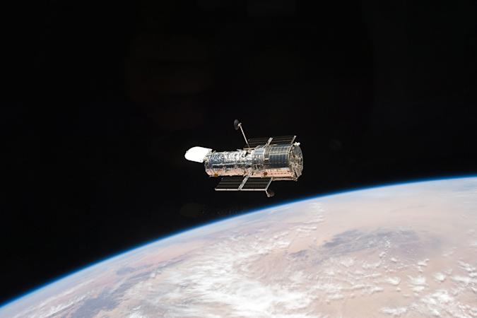 NASA се мачи со поправката на вселенскиот телескоп Hubble
