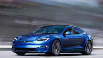 Tesla го претстави најбрзиот електричен автомобил (ВИДЕО)