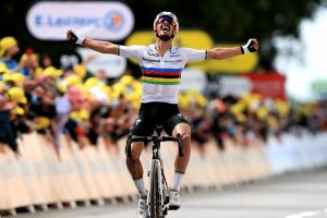 Алафилип со победа на првата хаотична етапа на Тур де Франс