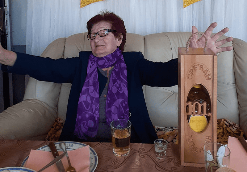 Баба Мара го прослави 101-от роденден: Испи три чашки ракија и наздрави за победата на Ѓоковиќ