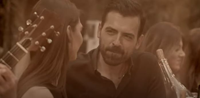 (Видео) Во љубовта со секси елеганција: Павле Камилоски има нов спот