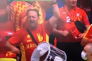 (Видео) Македонски фан го дупна тапанот додека навиваше на стадион, па на скинатиот тапан чукаше и низ улиците на Букурешт