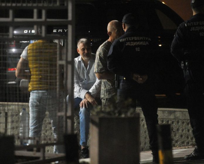 (Видео) Чедо Јовановиќ демолираше сендвичара во Белград полицијата го приведе, политичарот вели намерно го провоцираат