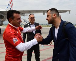 (Галерија) Со вода за к'смет фудбалерите тргнаа на Европско, а и Заев успеа да ги испрати на аеродром