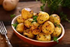 Млади компири со павлака - Reporter.mk