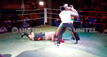 Невидена бруталност! Боксер го клоцаше ривалот по глава откако го нокаутираше!