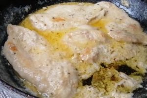 Пилешко бело месо во сос од млеко и путер