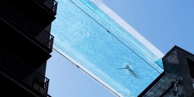Пливање на висина од 35 метри: Лондон доби проѕирен базен кој поврзува две згради