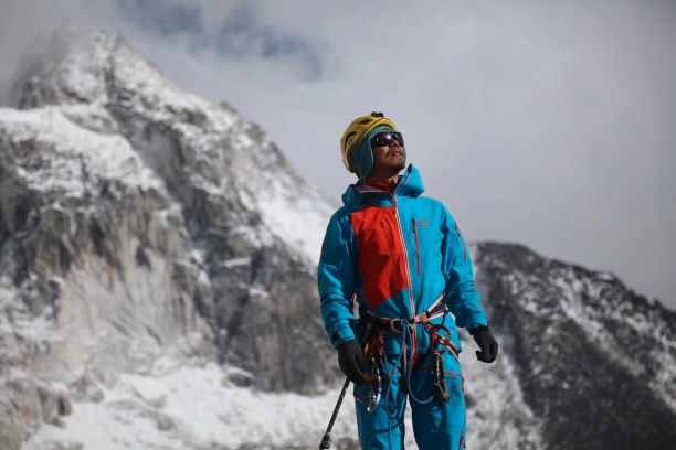 Слеп алпинист од Кина се искачи на Монт Еверест