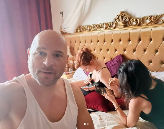(Фото) Глумец се пошегува дека бил претепан од сопругата затоа што имал секс со колешка