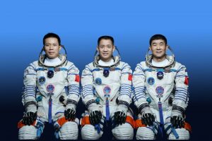 (Фото) Кина лансираше ракета со тројца астронаути до вселенската станица