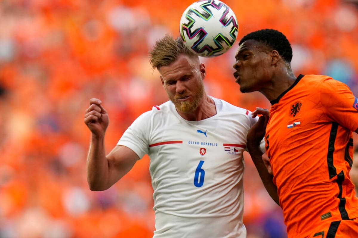 Холеш со глава од 5 метри носи предност од 1:0 за Чешка