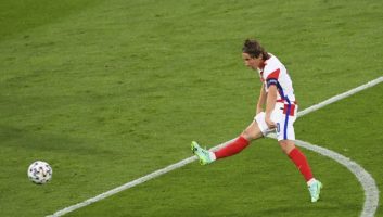 Хрватска на крилата на Модриќ е осминафиналист – Англија минимално против Чесите