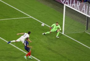 Хумелс ја смести топката во сопствената мрежа – Франција-Германија 1:0