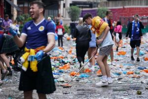 Шкотските навивачи си го исчистија ѓубрето кое го направија во Лондон