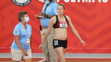 Атлетичарка бремена во 5. месец скока во височина, фрла ѓуле, трча на 800 метри