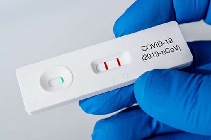 Британските ученици користат сок од портокал за да го лажираат ковид-тестот