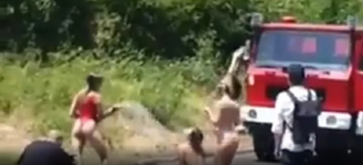 (Видео) Голи Украинки се прскаа со пожарникарско црево на патот кај Котор