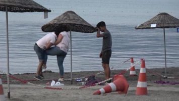 (Видео) Жена претепа маж среде плажа во Турција