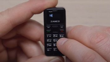 (Видео) Најмалиот телефон на светот е со големина на палец