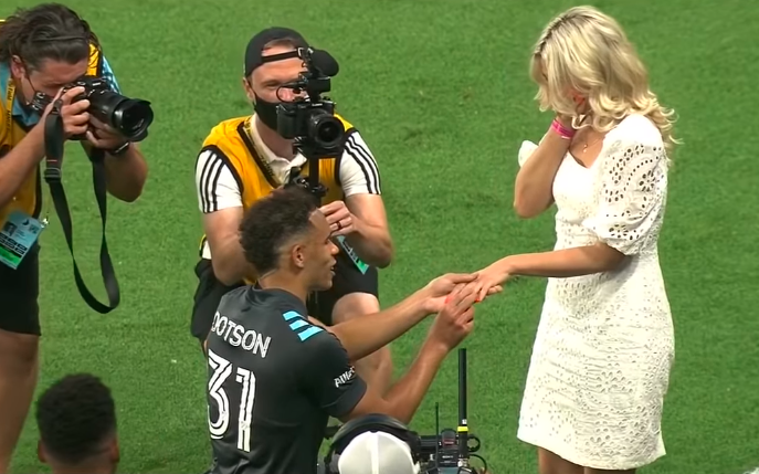 (Видео) Фудбалер ја запроси својата девојка за време на натпреварот