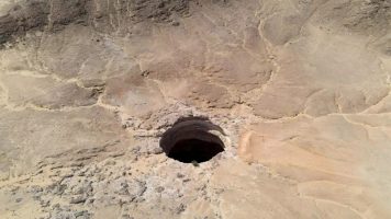 (Виедо) Мистериозната дупка на пеколот во Јемен, луѓето веруваат дека е место на демони, а научниците истражуваат како настанала