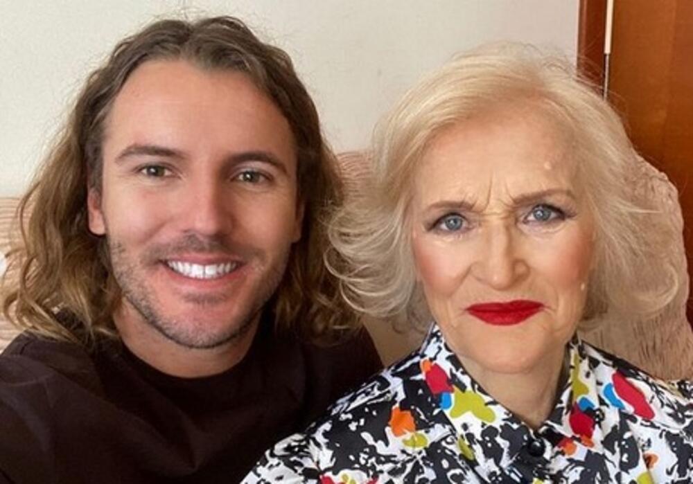 Внукот фризер ја направи баба си Милоратка холивудска дива: мајче првпат се бојадиса на 85 години