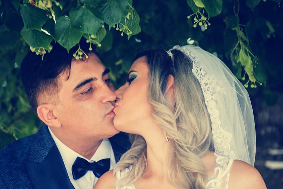 (Галерија) Маријан Стојаноски се венчаше во црквa: Ќерката Вероника најсреќна за бебето што доаѓа