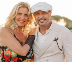 (Галерија) Синиша и Аријана Михајловиќ ги обновија брачните завети: Романтична церемонија на Сардинија
