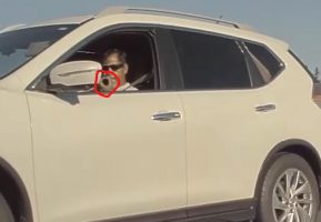 Камерата од возилото сними сè: Погледнете го лудиот напад врз Tesla (ВИДЕО)
