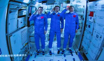 Кинеските астроунаути првпат излегоа на прошетка од вселенската станица Тиангонг (ВИДЕО)