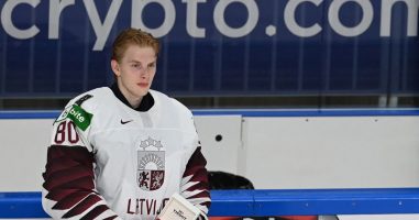Летонската НХЛ ѕвезда Кивленикс почина на 24 години по пад на глава