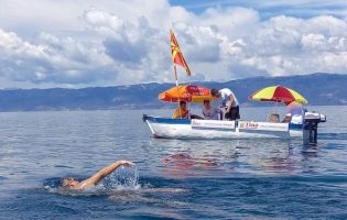 Марко Пејчоновски повторно го преплива Охридското езеро