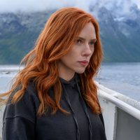 Скарлет Јохансон го тужи „Дизни“ поради стримување на „Црна вдовица“, оттаму велат тажно е ова што ни го прави