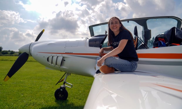 Тинејџерка сама ќе лета околу светот со својот авион