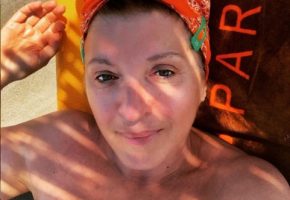 (Фото) Актерката Мирјана Карановиќ гола од нудистичка плажа вели: Летото е за слобода