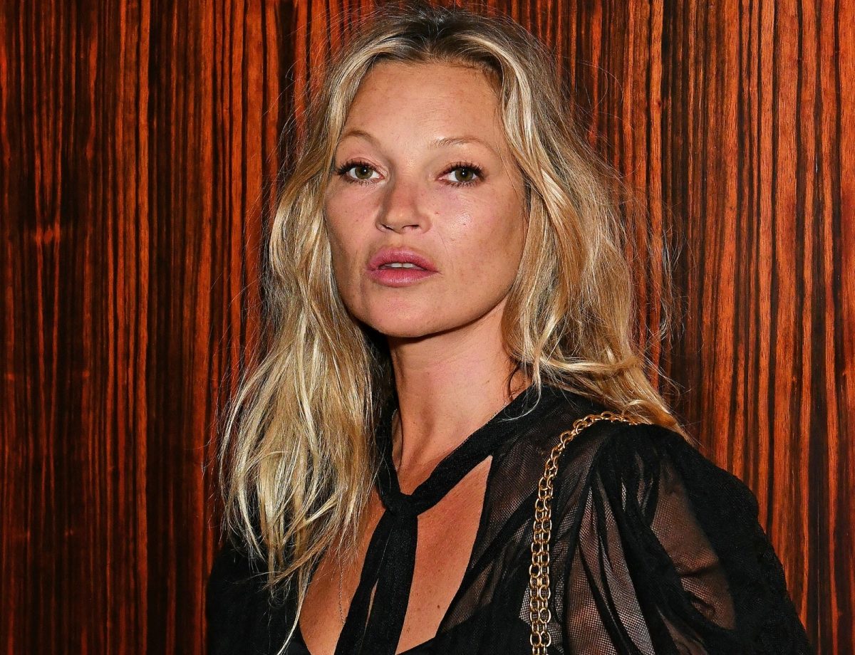 (Фото) Кејт Мос ја рекламира долната облека на Ким Кардашјан