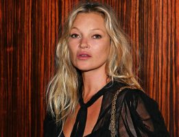 (Фото) Кејт Мос ја рекламира долната облека на Ким Кардашјан