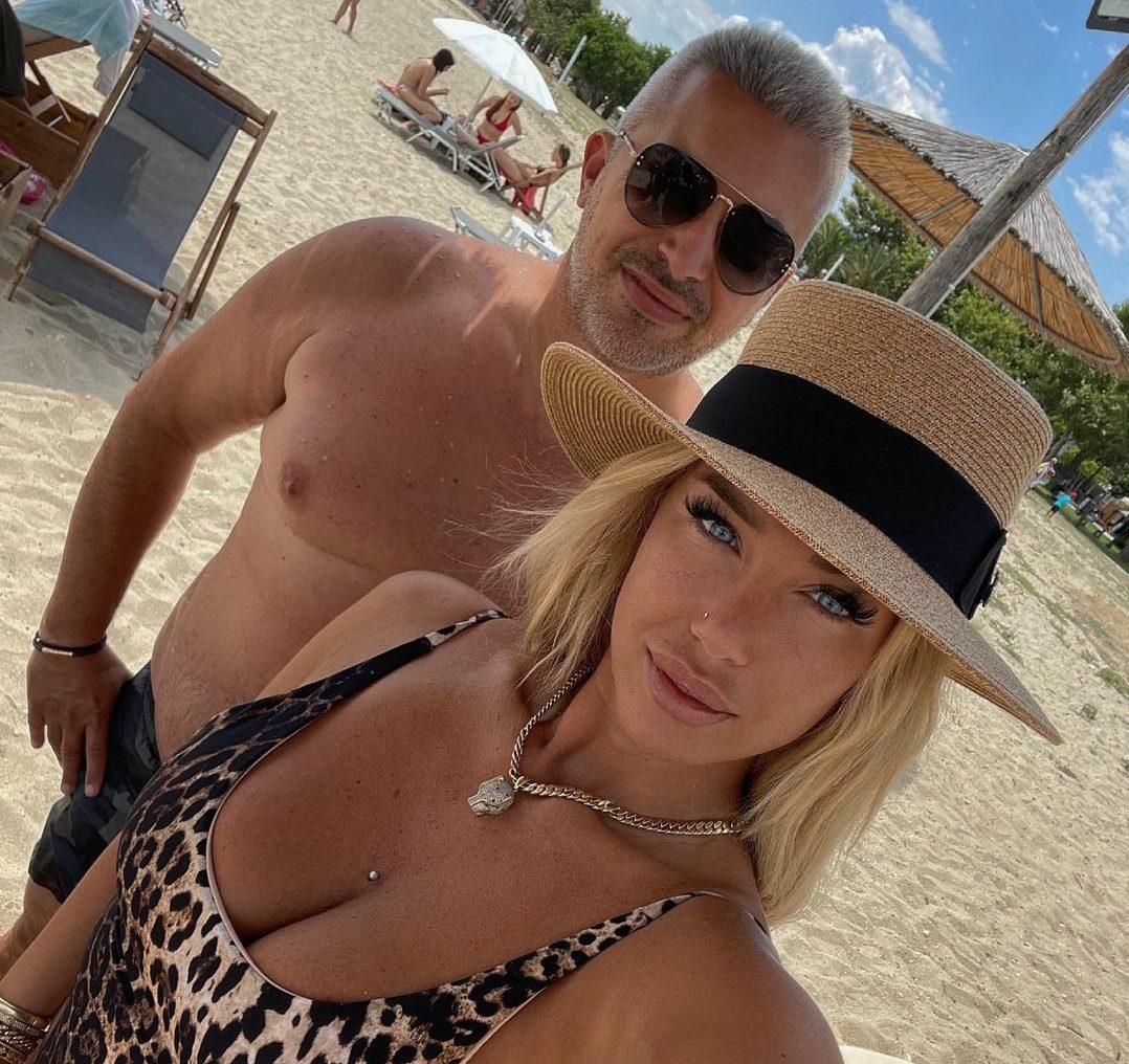 (Фото) Серјожа со страст ја љуби Аделина Тахири