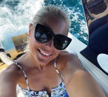 (Фото) Тежок е животот на јахта: Викторија Лоба ужива на Скијатос