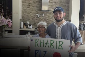 Чудна баба – патувала 4 часа само за да се фотографира со Хабиб