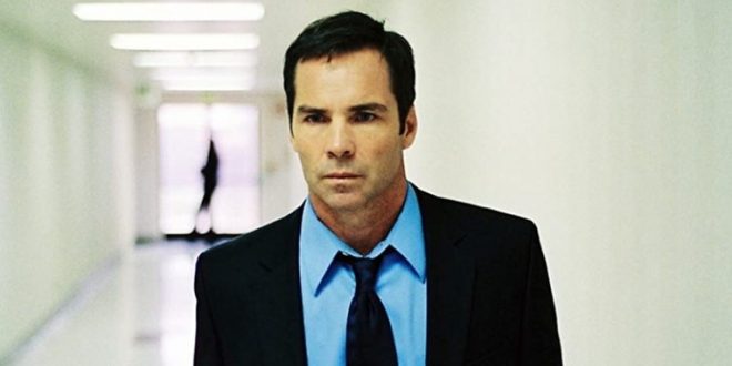 Американскиот глумец Џеј Пикет, ненадејно починал на снимање