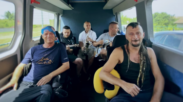 (Видео) Ајвар, сирење и ракија и ќе дојде целата чаршија: Дубиоза Колектив со специјален перформанс ја кани публиката во Дојран
