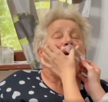 (Видео) Баба Драгица стана хит, откако со восок си ги депилираше мустаќите