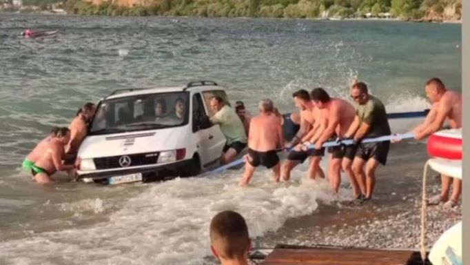 (Видео) Во обид да извлече кајче, комбе заврши во Охридското езеро кај Градиште