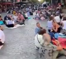 (Видео) Како Французите протестираат против ковид пропусниците, рестораните полупразни, а се руча и пие по улиците